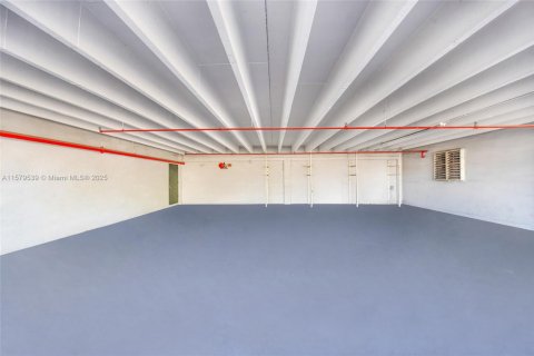 Купить коммерческую недвижимость в Майами, Флорида № 1985583 - фото 20