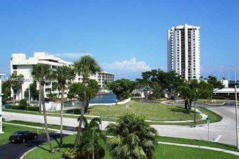 Copropriété à louer à North Miami, Floride: 1 chambre, 81.75 m2 № 2058147 - photo 4