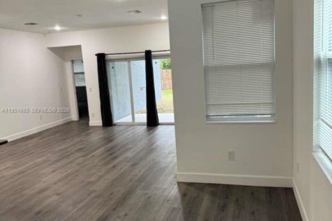 Casa en venta en Saint Petersburg, Florida, 3 dormitorios № 2008090 - foto 10