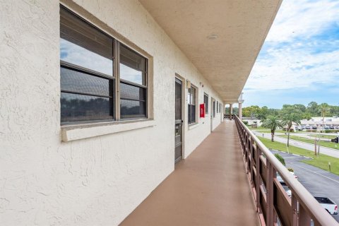 Condo in Saint Petersburg, Florida, 2 bedrooms  № 1846422 - photo 8