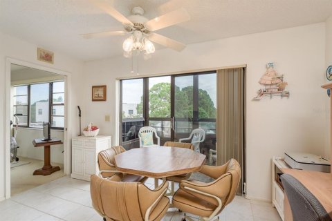 Condo in Saint Petersburg, Florida, 2 bedrooms  № 1846422 - photo 16