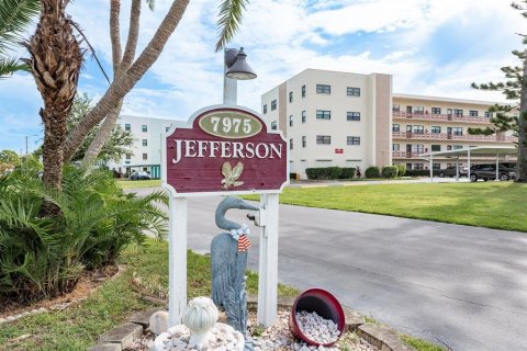 Condo in Saint Petersburg, Florida, 2 bedrooms  № 1846422 - photo 3