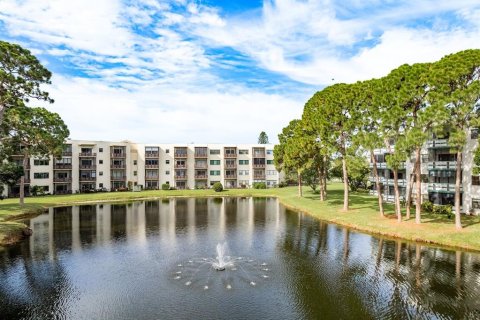 Condo in Saint Petersburg, Florida, 2 bedrooms  № 1846422 - photo 4