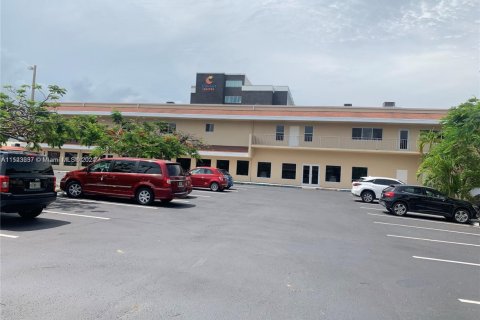 Tienda en alquiler en Dania Beach, Florida № 979030 - foto 1