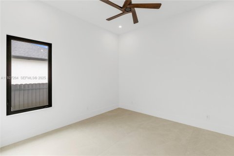 House in Cape Coral, Florida 4 bedrooms, 222.97 sq.m. № 1986225 - photo 23