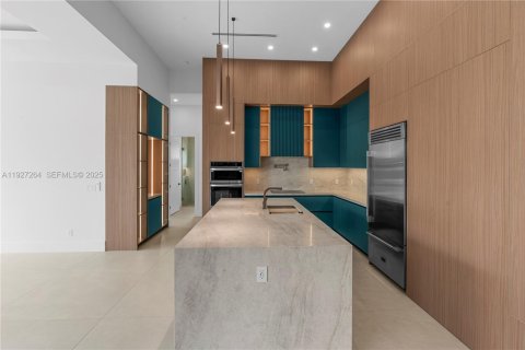 House in Cape Coral, Florida 4 bedrooms, 222.97 sq.m. № 1986225 - photo 12