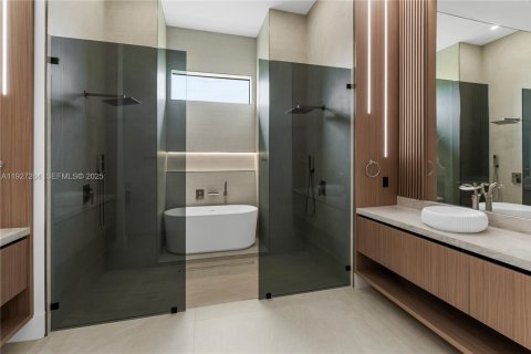 House in Cape Coral, Florida 4 bedrooms, 222.97 sq.m. № 1986225 - photo 16