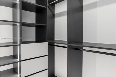 House in Cape Coral, Florida 4 bedrooms, 222.97 sq.m. № 1986225 - photo 26