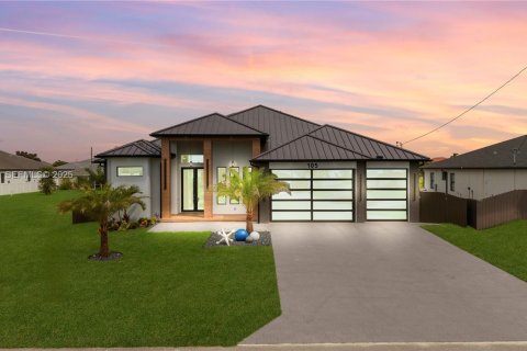 House in Cape Coral, Florida 4 bedrooms, 222.97 sq.m. № 1986225 - photo 3