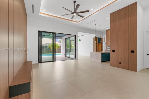 House in Cape Coral, Florida 4 bedrooms, 222.97 sq.m. № 1986225 - photo 9