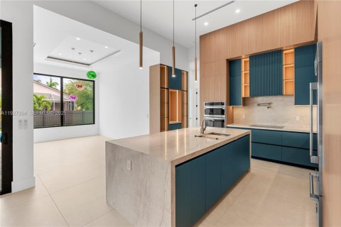 House in Cape Coral, Florida 4 bedrooms, 222.97 sq.m. № 1986225 - photo 11