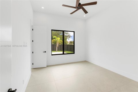 House in Cape Coral, Florida 4 bedrooms, 222.97 sq.m. № 1986225 - photo 18