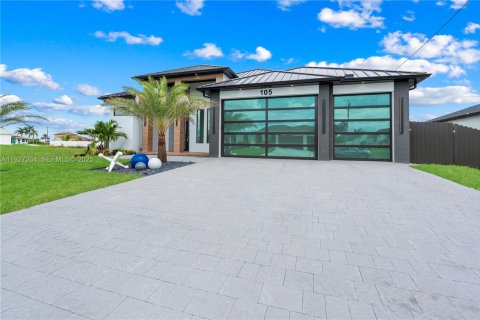 House in Cape Coral, Florida 4 bedrooms, 222.97 sq.m. № 1986225 - photo 1