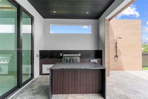 House in Cape Coral, Florida 4 bedrooms, 222.97 sq.m. № 1986225 - photo 7