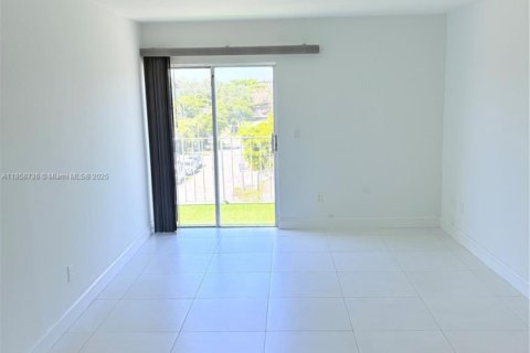 Condo in Miami, Florida, 1 bedroom  № 1888194 - photo 2