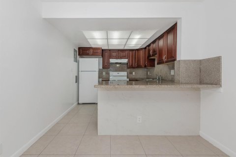 Appartement à louer à Coral Springs, Floride: 2 chambres, 790.32 m2 № 2253942 - photo 7