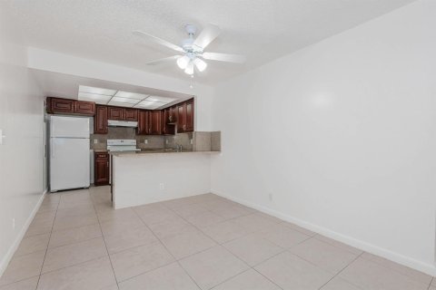 Appartement à louer à Coral Springs, Floride: 2 chambres, 790.32 m2 № 2253942 - photo 9