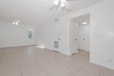 Appartement à louer à Coral Springs, Floride: 2 chambres, 790.32 m2 № 2253942 - photo 13