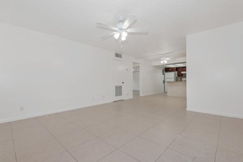 Appartement à louer à Coral Springs, Floride: 2 chambres, 790.32 m2 № 2253942 - photo 5