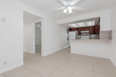 Appartement à louer à Coral Springs, Floride: 2 chambres, 790.32 m2 № 2253942 - photo 10