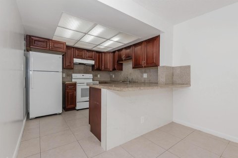 Appartement à louer à Coral Springs, Floride: 2 chambres, 790.32 m2 № 2253942 - photo 6