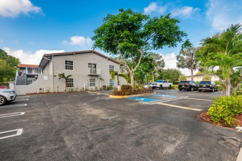 Appartement à louer à Coral Springs, Floride: 2 chambres, 790.32 m2 № 2253942 - photo 2