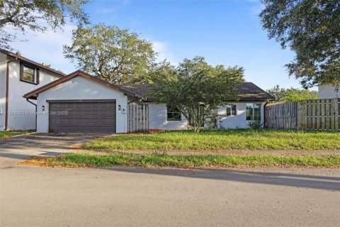 House in Cooper City, Florida 3 bedrooms, 139.54 sq.m. № 1806403 - photo 2