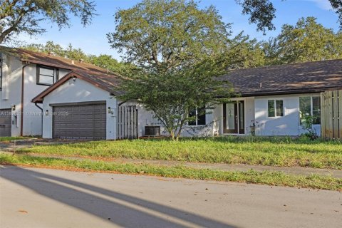 House in Cooper City, Florida 3 bedrooms, 139.54 sq.m. № 1806403 - photo 1