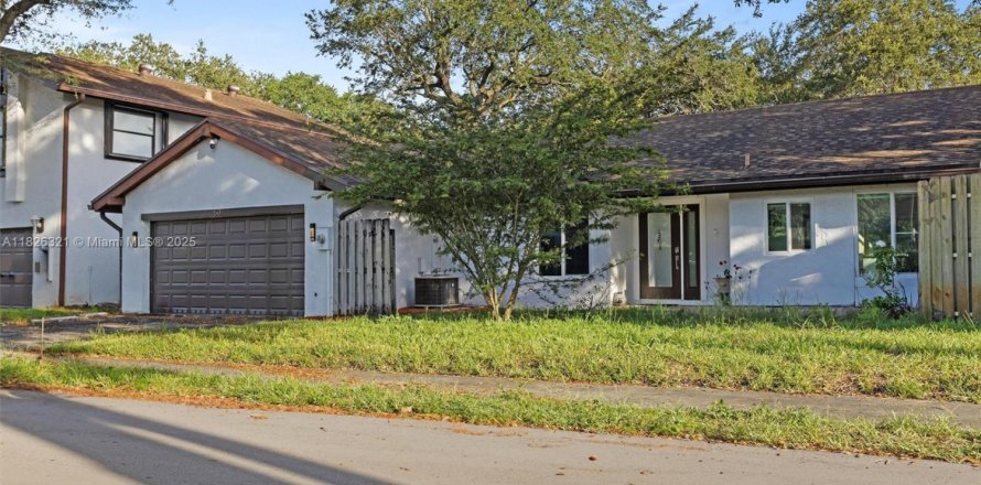 House in Cooper City, Florida 3 bedrooms, 139.54 sq.m. № 1806403