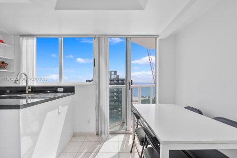 Condominio en alquiler en Miami Beach, Florida, 2 dormitorios, 111.48 m2 № 2038286 - foto 2