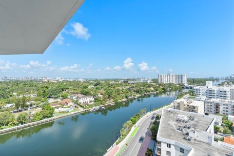 Condo in Miami Beach, Florida, 2 bedrooms № 2038286 - photo 25