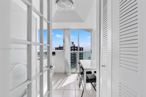 Condo in Miami Beach, Florida, 2 bedrooms № 2038286 - photo 28