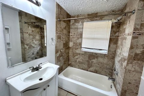 House in Tampa, Florida 3 bedrooms, 86.96 sq.m. № 2148328 - photo 9