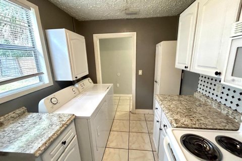 House in Tampa, Florida 3 bedrooms, 86.96 sq.m. № 2148328 - photo 3