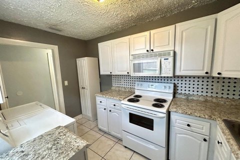 House in Tampa, Florida 3 bedrooms, 86.96 sq.m. № 2148328 - photo 4