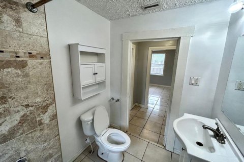 House in Tampa, Florida 3 bedrooms, 86.96 sq.m. № 2148328 - photo 8