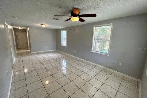 House in Tampa, Florida 3 bedrooms, 86.96 sq.m. № 2148328 - photo 5