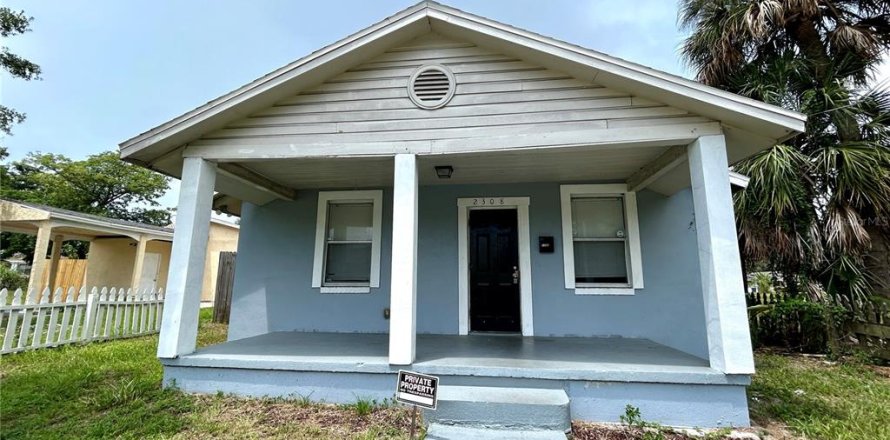 House in Tampa, Florida 3 bedrooms, 86.96 sq.m. № 2148328