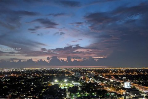 Condominio en venta en Miami, Florida, 1 dormitorio, 56.86 m2 № 1890516 - foto 13