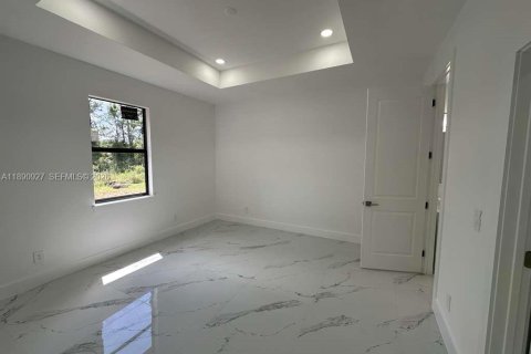 Casa en venta en Lehigh Acres, Florida, 3 dormitorios № 2062284 - foto 5