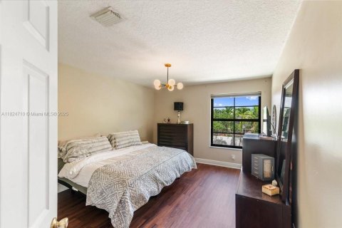 House in Pembroke Pines, Florida 6 bedrooms, 336.49 sq.m. № 1790444 - photo 14