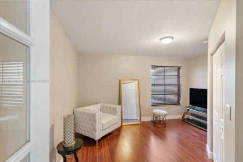 House in Pembroke Pines, Florida 6 bedrooms, 336.49 sq.m. № 1790444 - photo 13