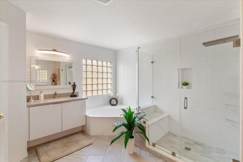 House in Pembroke Pines, Florida 6 bedrooms, 336.49 sq.m. № 1790444 - photo 10