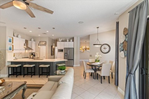 House in Pembroke Pines, Florida 6 bedrooms, 336.49 sq.m. № 1790444 - photo 21