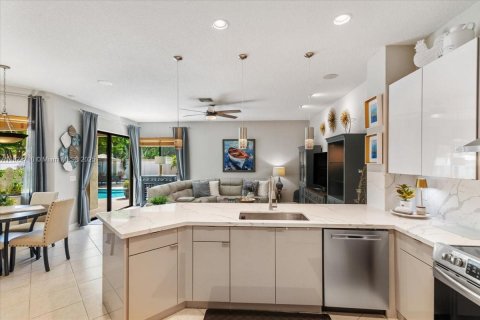House in Pembroke Pines, Florida 6 bedrooms, 336.49 sq.m. № 1790444 - photo 18