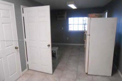 Купить коммерческую недвижимость в Майами, Флорида № 1959843 - фото 7