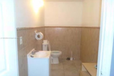 Купить коммерческую недвижимость в Майами, Флорида № 1959843 - фото 4