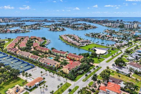 Touwnhouse à vendre à Treasure Island, Floride: 2 chambres, 162.58 m2 № 2391089 - photo 2