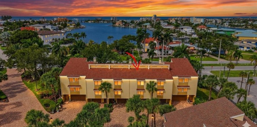 Touwnhouse à Treasure Island, Floride 2 chambres, 162.58 m2 № 2391089