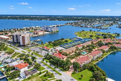Touwnhouse à vendre à Treasure Island, Floride: 2 chambres, 162.58 m2 № 2391089 - photo 3